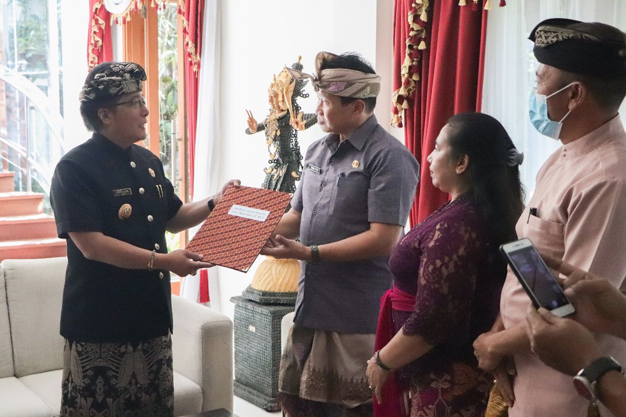 podiumnews.com-Bupati Badung Serahkan SK Dewas Perumda Pasar Mangu Giri Sedana